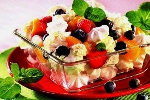 Десерт із безе та фруктів